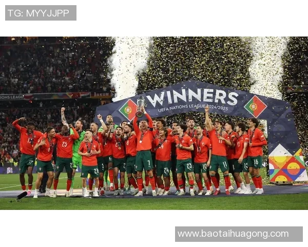 亲吻奖杯足球巨星在赛后激情庆祝时刻展现冠军荣耀与心路历程